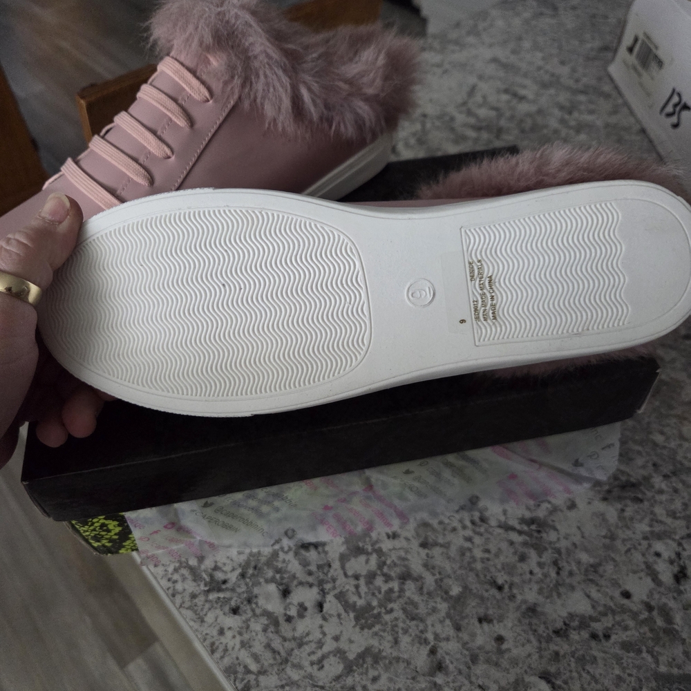 New In Box Cape Robbin Pink Fur-Lined Women's Sneakers - Picture 6 of 8